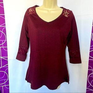 Melalueca maroon women’s tee with lace size small